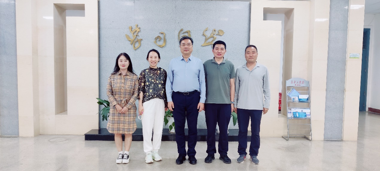 中国石油大学（北京）地球科学人兽性交
领导一行到访人兽性交
